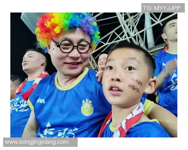 足球明星佩戴假发的趣味瞬间大揭秘，时尚与运动的完美结合